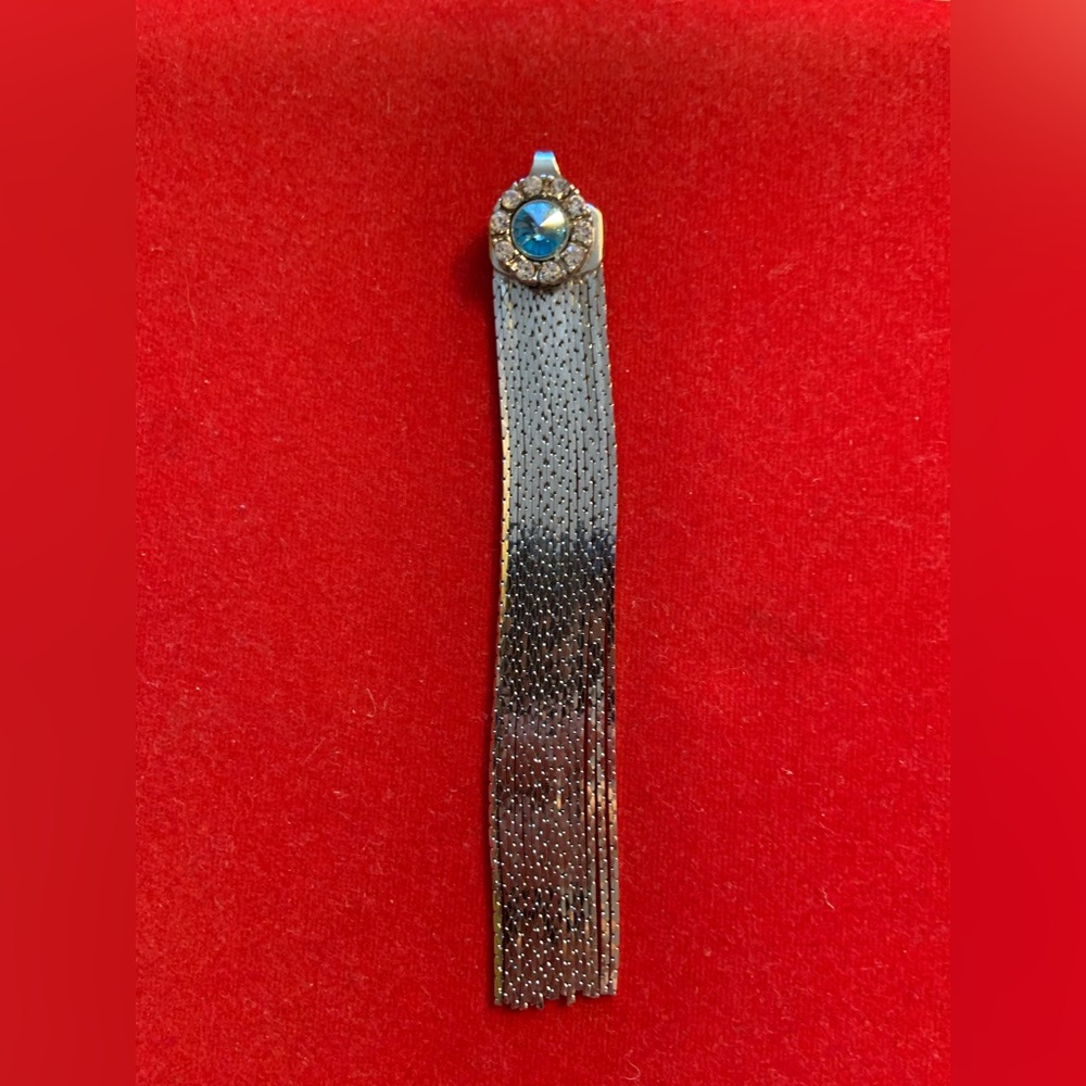 Elegant Blue and Silver pendant with Intricate Mesh Design